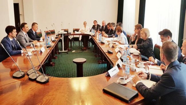 Ministri Valdrin Lluka po qëndron zyrtarisht në Varshavë