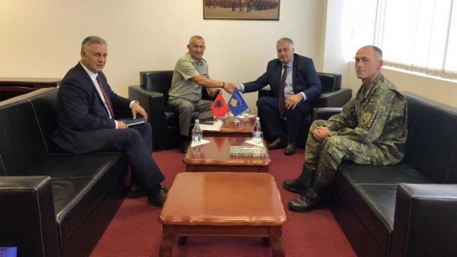 Ministri Berisha dhe gjeneral Rama pritën në takim lamtumirës atasheun ushtarak, kolonel Ahmet Leka