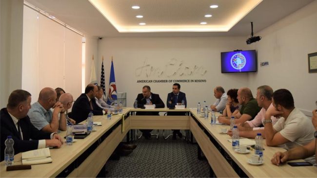 Oda Amerikane zhvillon takim mes anëtarëve të saj dhe kryetarit të Komunës së Prishtinës