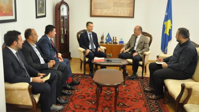 Ministri Gashi priti në takim përfaqësuesit e Shoqatës së Bankave të Kosovës