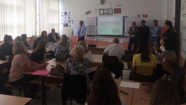 Mësimdhënës të mësimit klasor në seminarin për zbatimin e kurrikulës së re