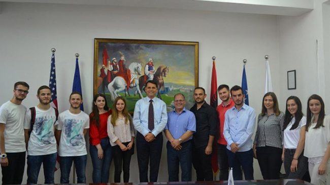 Rektori i UKZ-së, priti në takim studentët përfitues të grantit në kuadër të Projektit ERASMUS + REBUS