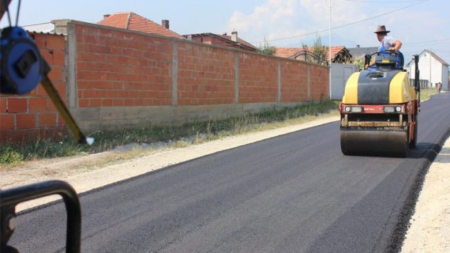Vazhdojnë punimet në asfaltimin e rrugëve nëpër lokalitetet e komunës së Vitisë