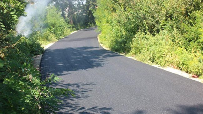 Asfaltohet një rrugë në fshatin Beguncë