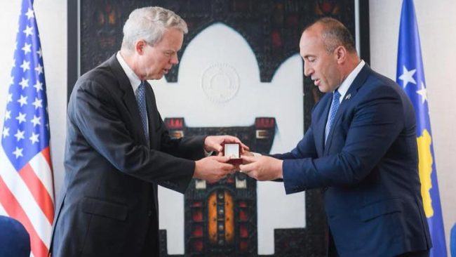 Ambasadori Delawie nderohet me “Hartën e Artë të Kosovës”
