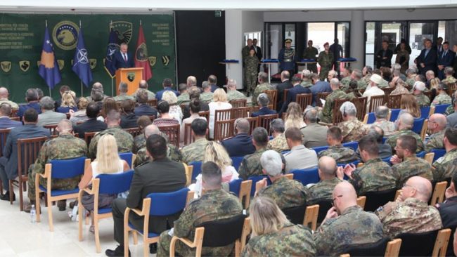 Ministri Berisha ndau medalje për Shërbim të Shquar drejtorit të NALT-it, gjeneralit Hoffmann