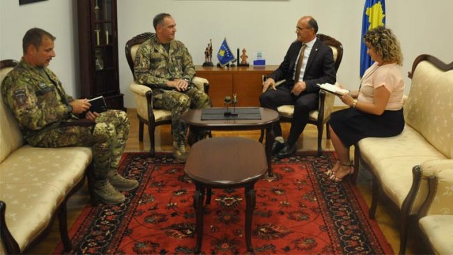 Ministri Gashi priti në takim komandantin e KFOR-it, Gjeneral Major Cuoci