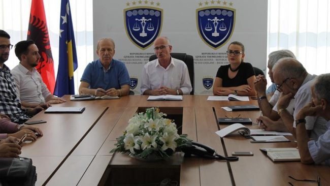 Kryetari i Gjykatës Ramiz Azizi pret në takim avokatët e Gjilanit