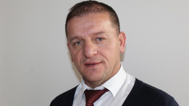 Politikanët profiterë dhe trajtimi i kontribuuesve të sinqertë si “argatë të lloçit”!