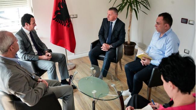 Kurti me bashkëpunëtorë pret në takim kreun e Komunës së Bujanocit Shaip Kamberin