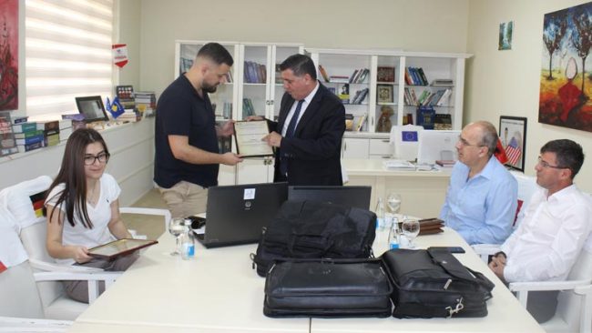Haziri pranon 20 laptop donacion nga Zvicra për shkollat profesionale