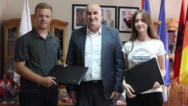 Kreu i komunës ua dhuroi nga një laptop dy nxënësve më të dalluar të Gjimnazit “Kuvendi i Lezhës”