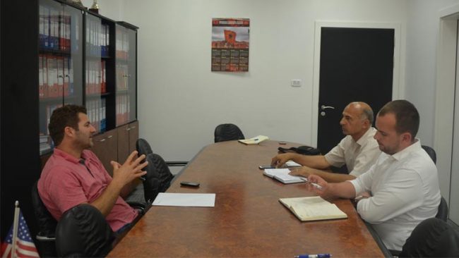 Kastrati diskuton problemin e qenve endacak në Kamenicë