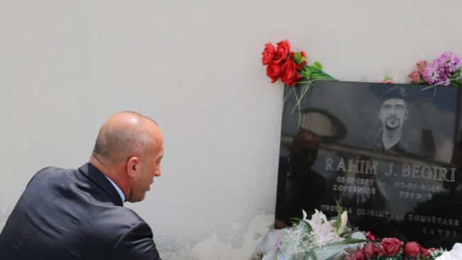 Kryeministri Haradinaj përkujton dëshmorin Rahim Beqiri