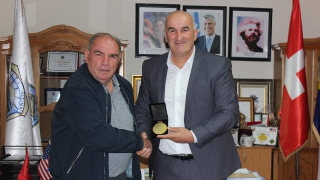 Kryetari Sokol Haliti dekoroi me mirënjohje veprimtarin Zeqir Ramiqi