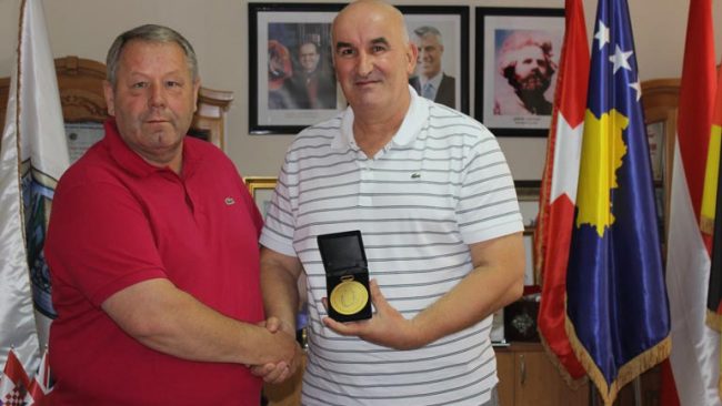 Haliti nderoi me dekoratë Shoqatën “Iliria” nga Saint-Julien i Francës