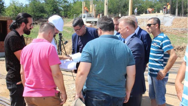 Haziri viziton punimet në ndërtimin e lagjes së re për fëmijët jetim, nënat dhe pleqtë e pambrojtur