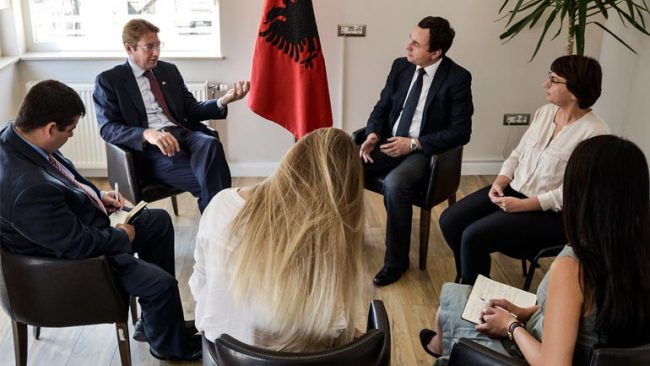 Kreu i Vetëvnedosjes takon ambasadorin kanadez