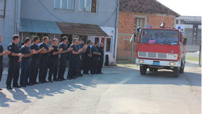 Zjarrfikësit zviceran dhurojnë një automjet për fikje të zjarrit Komunës së Vitisë