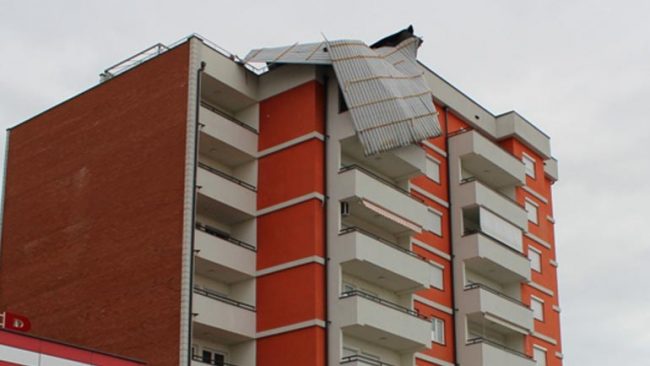 Erërat e forta dëmtojnë pullazin një objekti kolektiv në Gjilan