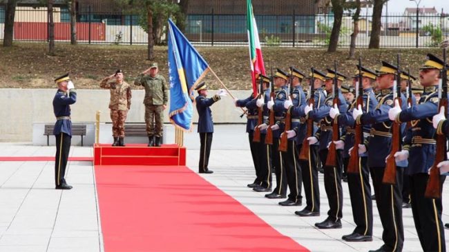 Gjenerallejtënant Salvatore Farina pritet me ceremoni ushtarake në FSK