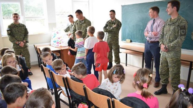 FSK-ja dhe Ambasada Amerikane ndajnë pajisje mësimore për nxënësit e shkollave në Janjevë dhe Ponesh