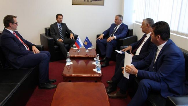Ministri i FSK-së, Rrustem Berisha priti në takim ambasadorin e Sllovenisë, Boris Bertoncelj
