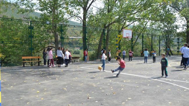 Përurohet fusha sportive në fshatin Strezovc