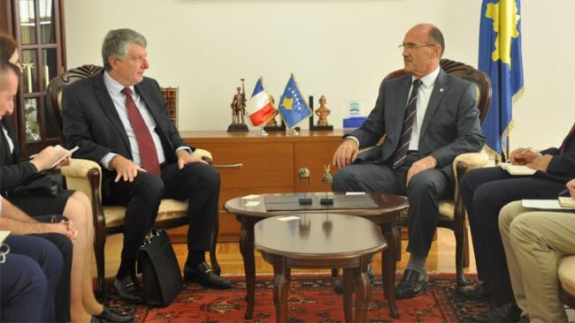 Ministri i Punëve të Brendshme priti në takim ambasadorin francez