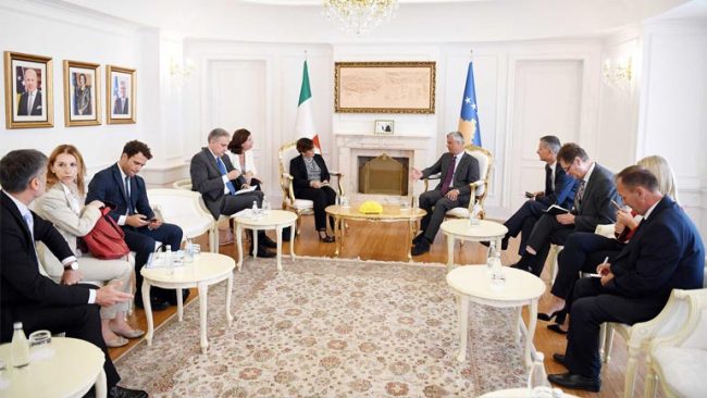 Presidenti Thaçi dhe Ministrja e Mbrojtjes së Italisë flasin për FSK-në