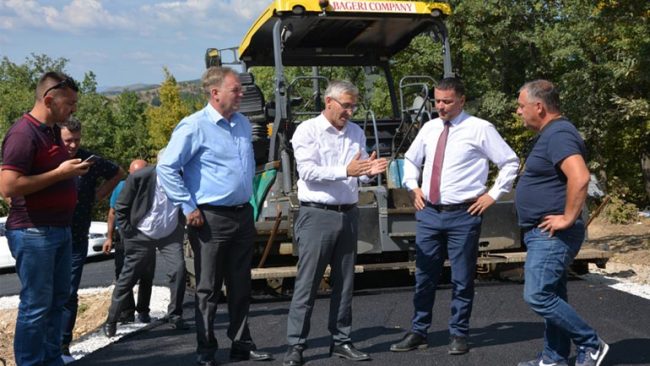 Zëvendësministri Rexhep Kadriu, inspektoi punimet në asfaltimin e Zasellës së Mitrovicës