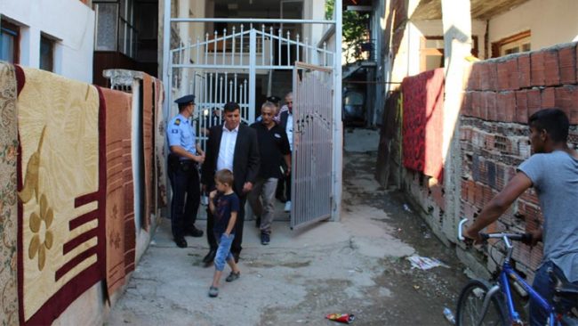 Haziri takon komunitetin rom, konfirmon angazhimin e tij për kushte më të mira për ta