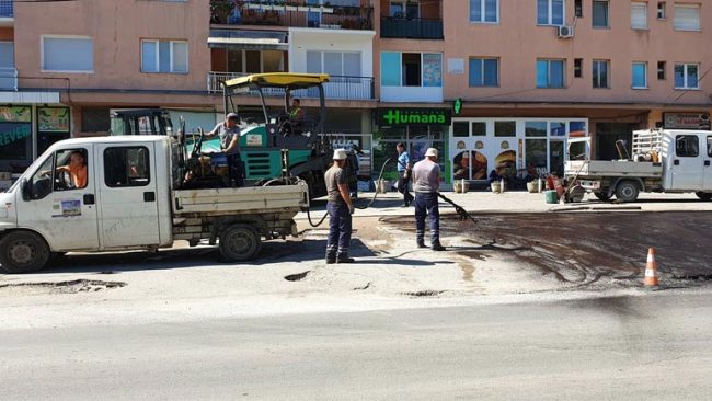 Fillon mbushja e gropave në rrugët lokale të Kamenicës