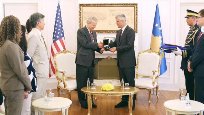Me Medaljen e Dhjetëvjetorit të Pavarësisë nderohet ambasadori amerikan, Greg Delawie