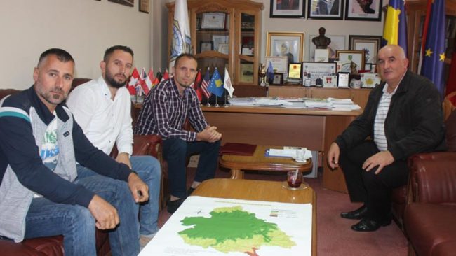 Kryetari i Vitisë priti udhëheqësit e AKV “Kemajl Azizi” që morën vendin e parë në Festivalin e Librazhdit