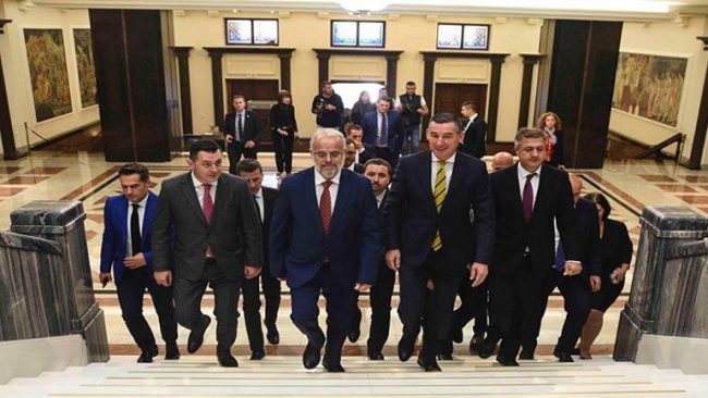 Kryeparlamentari Veseli takon homologun Talat Xhaferi, bëjnë thirrje pro referendumit