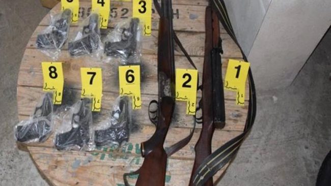 Arrestohen pesë persona nën dyshimin e bazuar për “trafikim të armëve”
