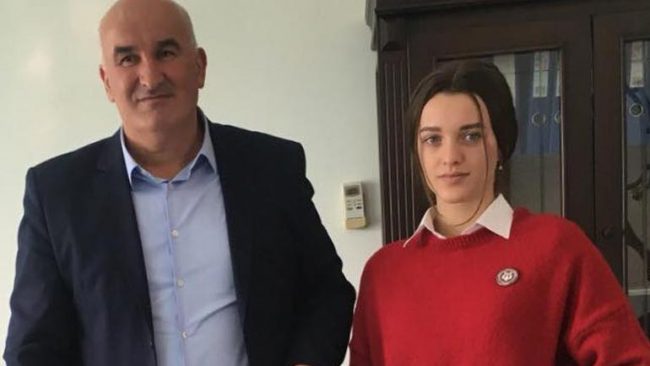Kryetari Haliti ka mirëpritur këngëtaren e re vitiase, Erta Ramadani