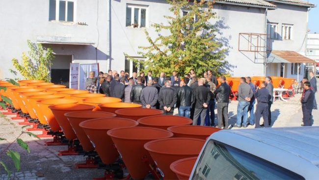 50 fermerë vitias përfitojnë nga një shpërndarëse të plehut artificial