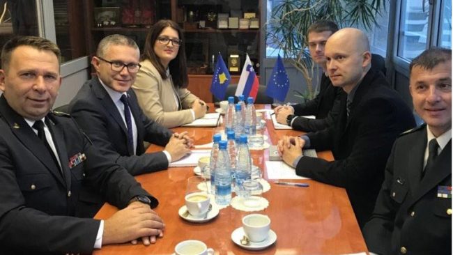Delegacioni i FKS-së pritet në takim nga drejtori për Politika në Ministrinë e Mbrojtjes të Sllovenisë