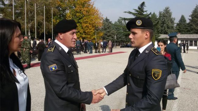 Diplomoi në Akademinë e Mbrojtjes në Shkup edhe një oficer i FSK-së nga radhët e komuniteteve