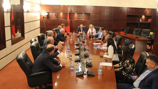 Idrizi ofron gatishmërinë për të ndihmuar drejtësinë shqiptare