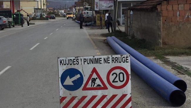 Haliti inspektoi punimet në ndërrimin e gypit të ujësjellësit të Letnicës
