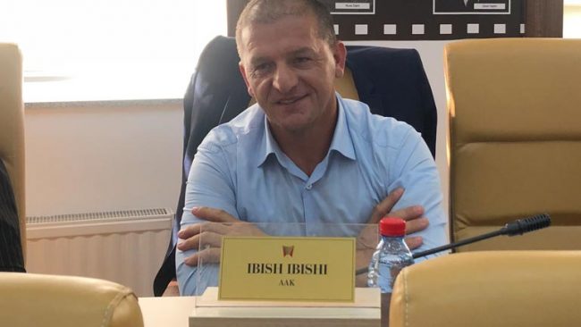 Ibish Ibishi kërkon t’i hiqet akronimi AAK pran emrit, thotë se do të jetë kuvendar i pavarur