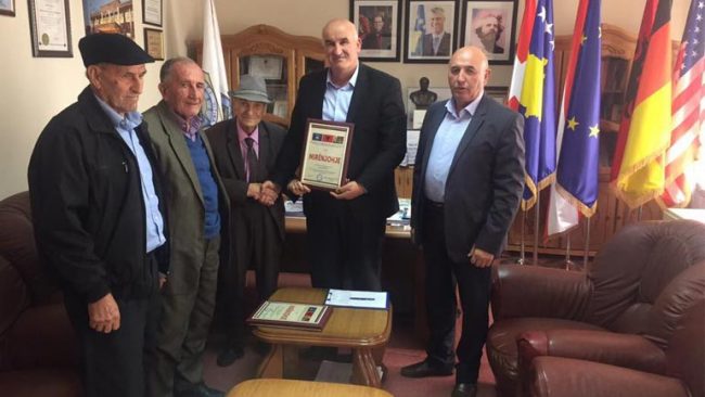 Kryetari Haliti pranon një mirënjohje nga veterani i arsimit, Ismajl Sokoli