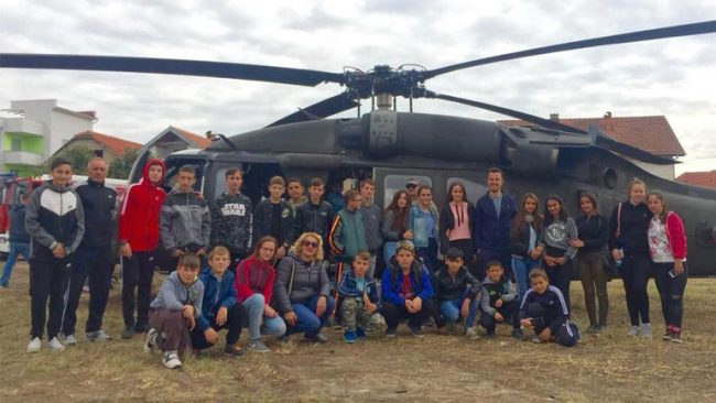 Tridhjetë të rinjë kamenicas pjesë e aktivitetit “Touch a truck”