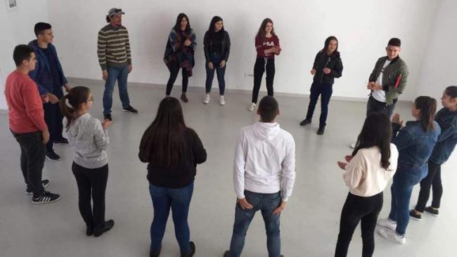 Me performancë artistike kundër dhunës ndaj gruas