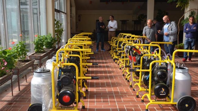 Shpërndahen 20 makina mjelëse për fermerë
