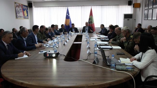 Anëtarët e Komisioni përkatës takohen me udhëheqësit në Ministrinë e FSK-së