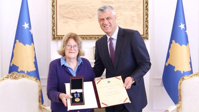 Presidenti Thaçi dekoroi koleksionisten e veprave të rralla për Skënderbeun